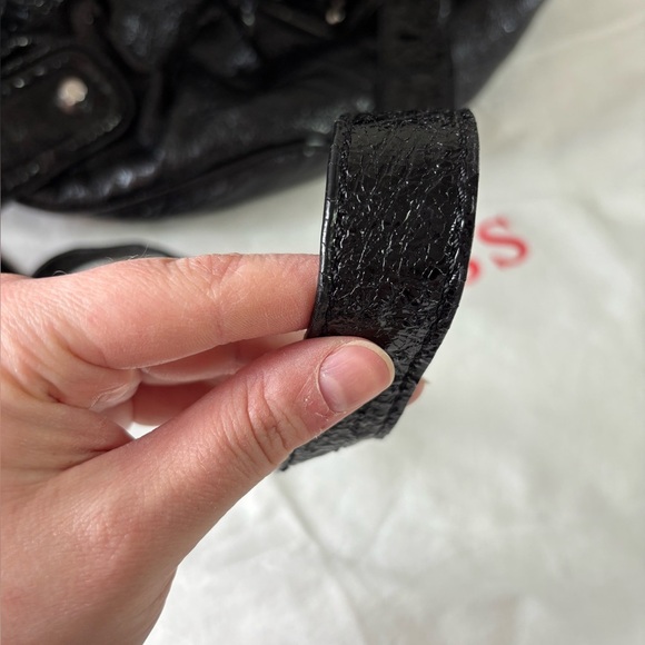 🎉4/30$🎉 Guess Patent Hobo Bag with Logo Plate – 6/10 ✨ - Picture 2 of 5